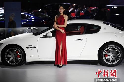 11月9日，2017第14屆中國西南（昆明）國際汽車博覽會在昆明滇池國際會展中心開展，市民欣賞了一場汽車盛宴。會展現(xiàn)場還展出了新能源汽車及機(jī)車。<a target='_blank' href='http://www.chinanews.com/'>中新社</a>記者李進(jìn)紅攝