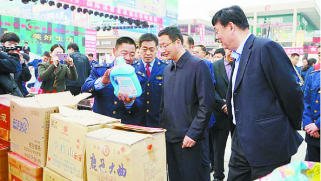 項城市消協(xié)、市工商局舉行國際消費者權(quán)益日宣傳活動