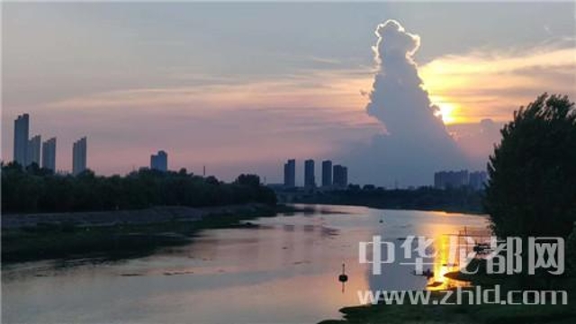 為了這朵云，周口人聚集在大慶路橋上……