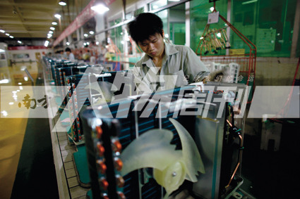 2010年5月10日，珠海格力電器工廠里，工人正在流水線上生產(chǎn)家用空調(diào)（方迎忠）