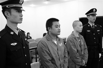 吳澤西（光頭者）與雷雨聲在庭上受審。通訊員 李森 攝