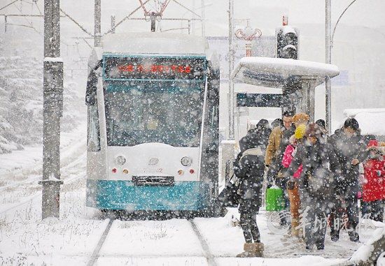 冬季，大連市民在雪中等候202路鐺鐺車 新華社發(fā)(呂文正 攝) 